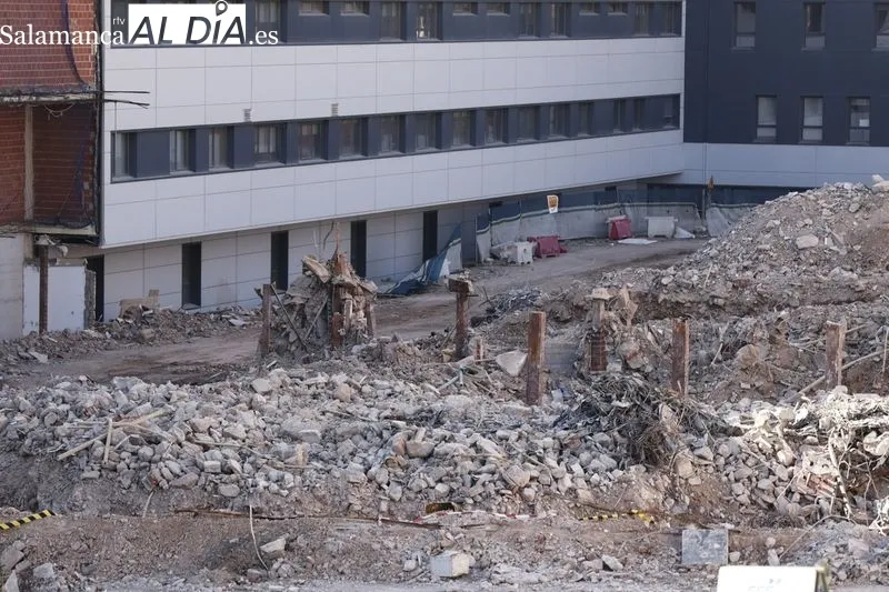 Trabajos para el derribo del antiguo Hospital Clínico de Salamanca. Foto de David Sañudo