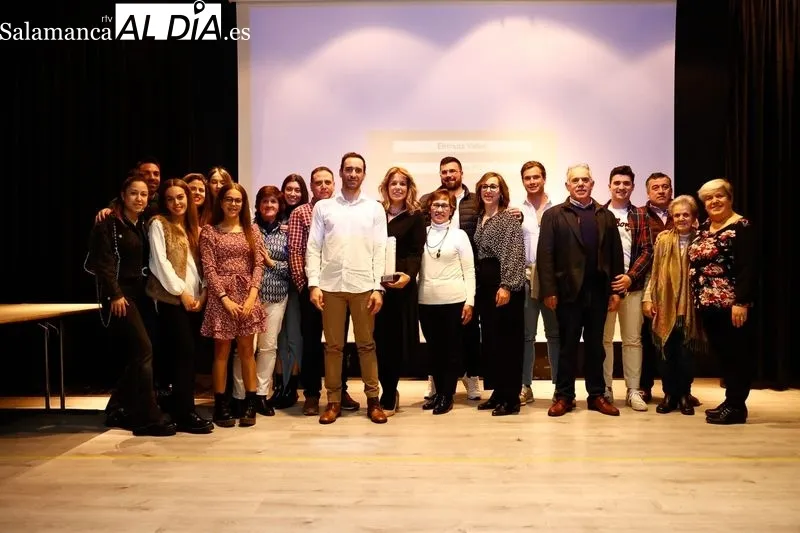 Foto 5 - Mar&iacute;a Fuentes recibe el Premio Tierno Galv&aacute;n y defiende el periodismo cercano a las personas y al territorio