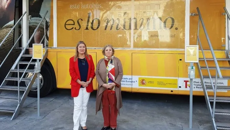 La subdelegada del Gobierno en Salamanca, Encarnación Pérez, acompañada de la directora provincial del Instituto Nacional de la Seguridad Social Cristina Prieto, en la plaza de los Bandos