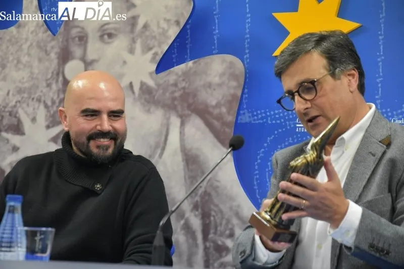 Presentación del cartel anunciador de la Semana Santa, de la Tertulia Cofrade Pasión, diseñado por Caín Ferreras
