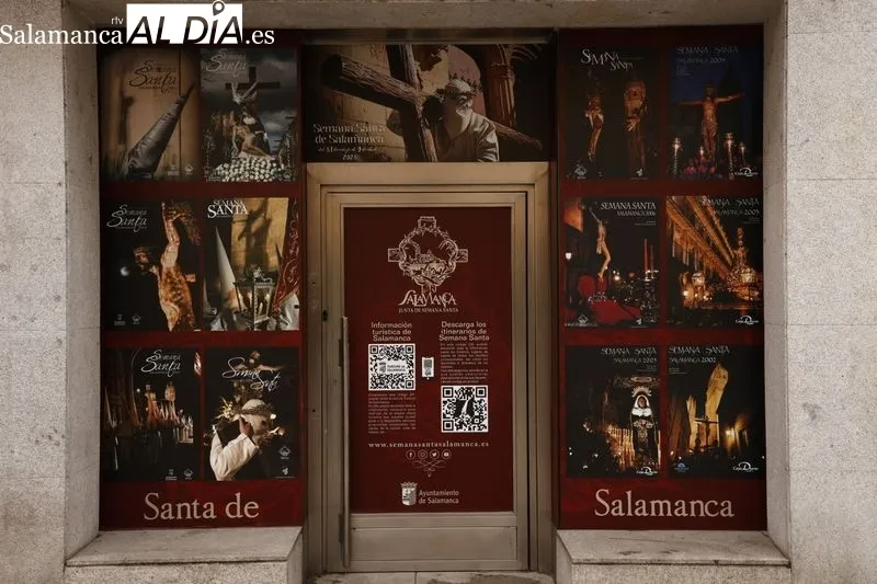 Vinilos promocionales de la Semana Santa de Salamanca que se pueden ver en la Rúa Mayor. Foto de David Sañudo
