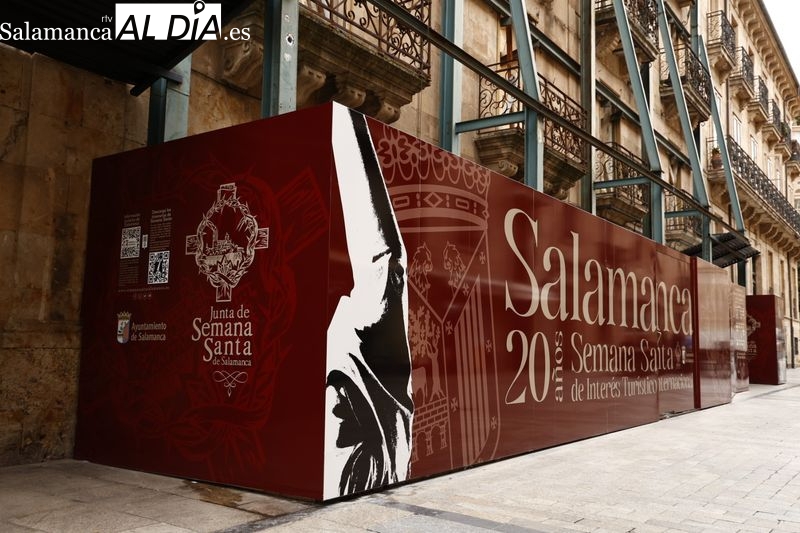 Vinilos promocionales de la Semana Santa de Salamanca que se pueden ver en la Rúa Mayor. Foto de David Sañudo