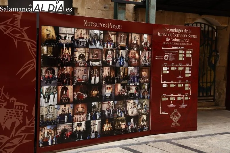 Vinilos promocionales de la Semana Santa de Salamanca que se pueden ver en la Rúa Mayor. Foto de David Sañudo