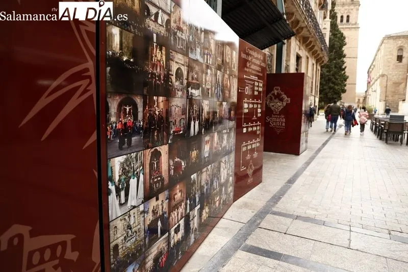 Vinilos promocionales de la Semana Santa de Salamanca que se pueden ver en la Rúa Mayor. Foto de David Sañudo