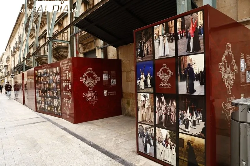 Vinilos promocionales de la Semana Santa de Salamanca que se pueden ver en la Rúa Mayor. Foto de David Sañudo
