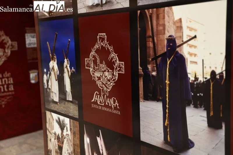Vinilos promocionales de la Semana Santa de Salamanca que se pueden ver en la Rúa Mayor. Foto de David Sañudo