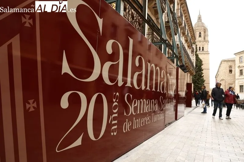 Vinilos promocionales de la Semana Santa de Salamanca que se pueden ver en la Rúa Mayor. Foto de David Sañudo