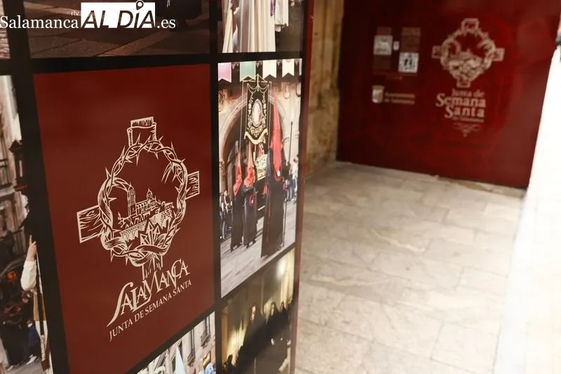 Vinilos promocionales de la Semana Santa de Salamanca que se pueden ver en la Rúa Mayor. Foto de David Sañudo