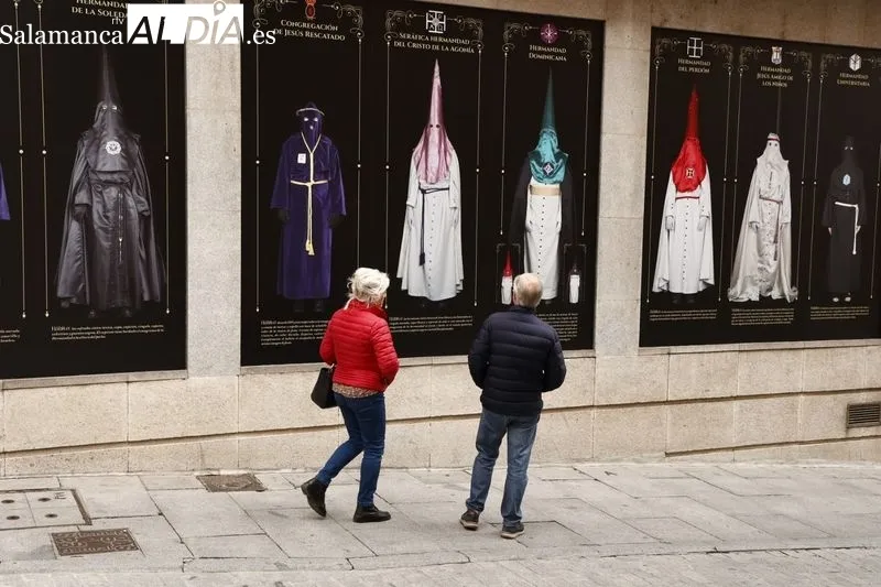 Vinilos promocionales de la Semana Santa de Salamanca que se pueden ver en la Rúa Mayor. Foto de David Sañudo