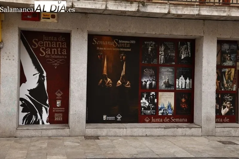 Vinilos promocionales de la Semana Santa de Salamanca que se pueden ver en la Rúa Mayor. Foto de David Sañudo