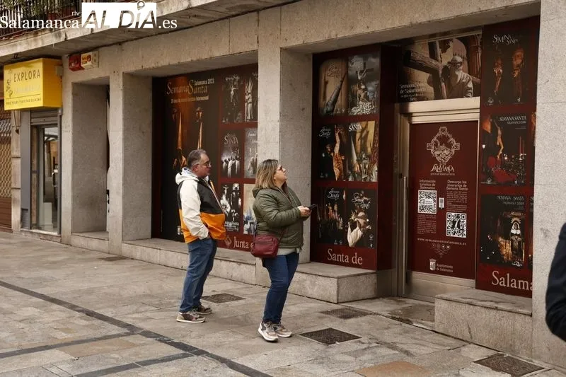 Vinilos promocionales de la Semana Santa de Salamanca que se pueden ver en la Rúa Mayor. Foto de David Sañudo