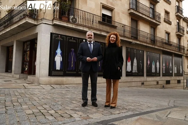 Vinilos promocionales de la Semana Santa de Salamanca que se pueden ver en la Rúa Mayor. Foto de David Sañudo