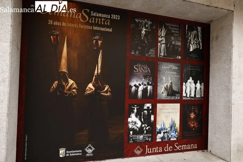 Vinilos promocionales de la Semana Santa de Salamanca que se pueden ver en la Rúa Mayor. Foto de David Sañudo