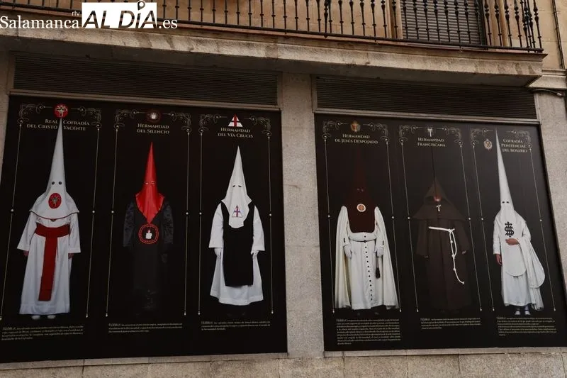 Vinilos promocionales de la Semana Santa de Salamanca que se pueden ver en la Rúa Mayor. Foto de David Sañudo