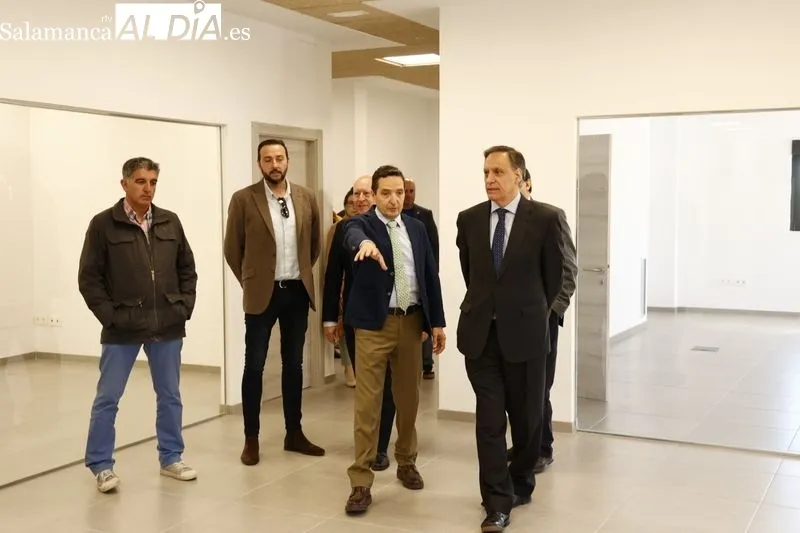El alcalde de Salamanca, Carlos García Carbayo, y el presidente de Air Institute, Juan Manuel Corchado, firman el acuerdo de cesión del Centro de IoT e Inteligencia Artificial y visitan las instalaciones. Foto de David Sañudo
