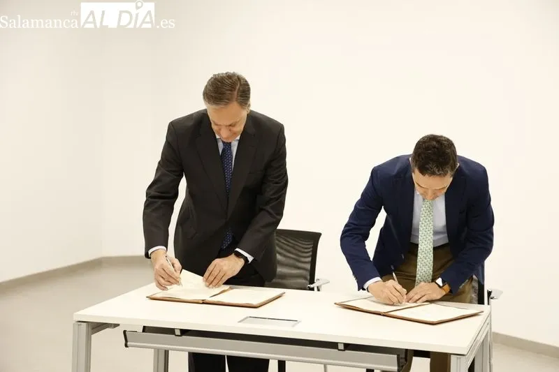 El alcalde de Salamanca, Carlos García Carbayo, y el presidente de Air Institute, Juan Manuel Corchado, firman el acuerdo de cesión del Centro de IoT e Inteligencia Artificial y visitan las instalaciones. Foto de David Sañudo