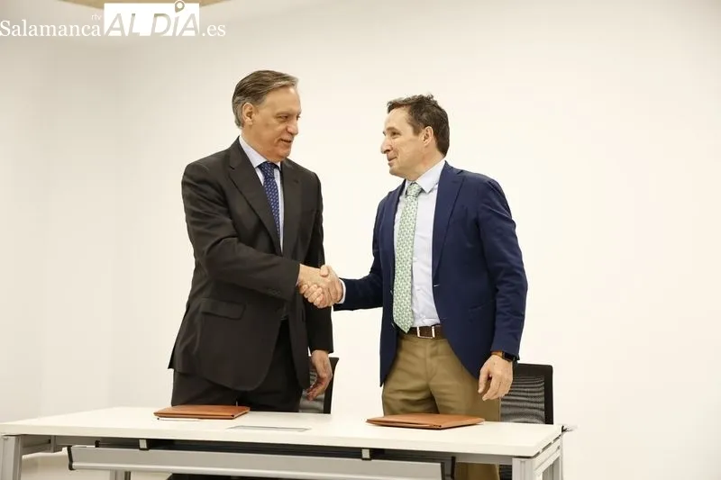 El alcalde de Salamanca, Carlos García Carbayo, y el presidente de Air Institute, Juan Manuel Corchado, firman el acuerdo de cesión del Centro de IoT e Inteligencia Artificial y visitan las instalaciones. Foto de David Sañudo