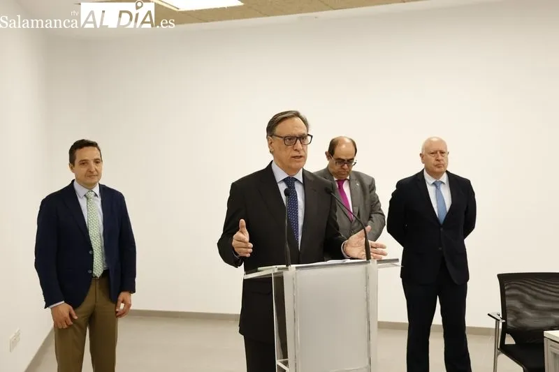 El alcalde de Salamanca, Carlos García Carbayo, y el presidente de Air Institute, Juan Manuel Corchado, firman el acuerdo de cesión del Centro de IoT e Inteligencia Artificial y visitan las instalaciones. Foto de David Sañudo