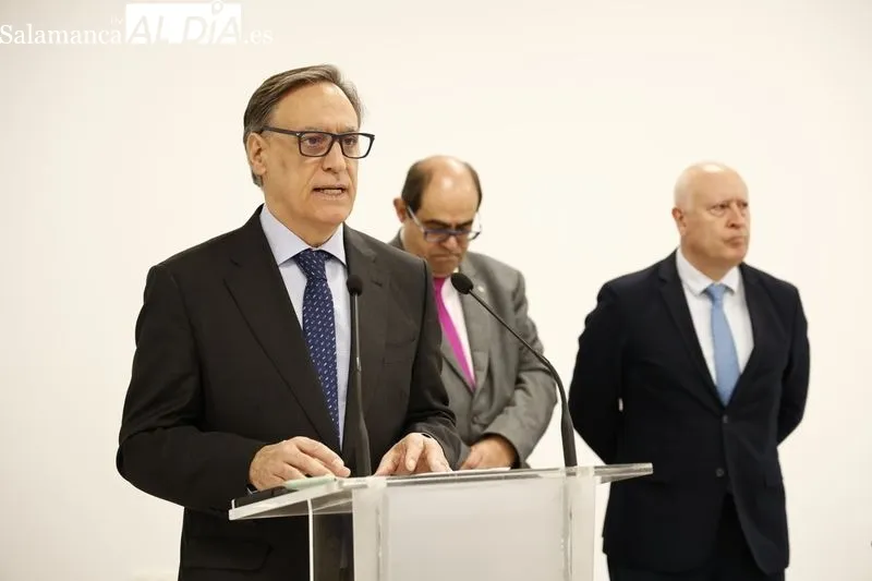 El alcalde de Salamanca, Carlos García Carbayo, y el presidente de Air Institute, Juan Manuel Corchado, firman el acuerdo de cesión del Centro de IoT e Inteligencia Artificial y visitan las instalaciones. Foto de David Sañudo