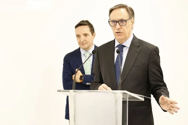 El alcalde de Salamanca, Carlos García Carbayo, y el presidente de Air Institute, Juan Manuel Corchado, firman el acuerdo de cesión del Centro de IoT e Inteligencia Artificial y visitan las instalaciones. Foto de David Sañudo