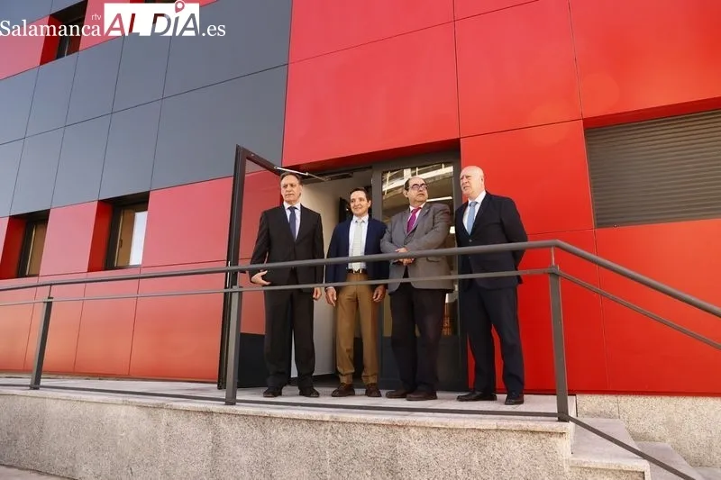 El alcalde de Salamanca, Carlos García Carbayo, y el presidente de Air Institute, Juan Manuel Corchado, firman el acuerdo de cesión del Centro de IoT e Inteligencia Artificial y visitan las instalaciones. Foto de David Sañudo