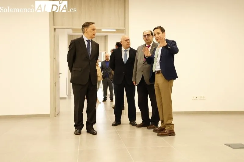 El alcalde de Salamanca, Carlos García Carbayo, y el presidente de Air Institute, Juan Manuel Corchado, firman el acuerdo de cesión del Centro de IoT e Inteligencia Artificial y visitan las instalaciones. Foto de David Sañudo