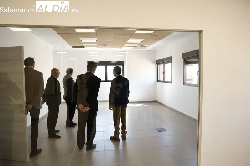 El alcalde de Salamanca, Carlos García Carbayo, y el presidente de Air Institute, Juan Manuel Corchado, firman el acuerdo de cesión del Centro de IoT e Inteligencia Artificial y visitan las instalaciones. Foto de David Sañudo