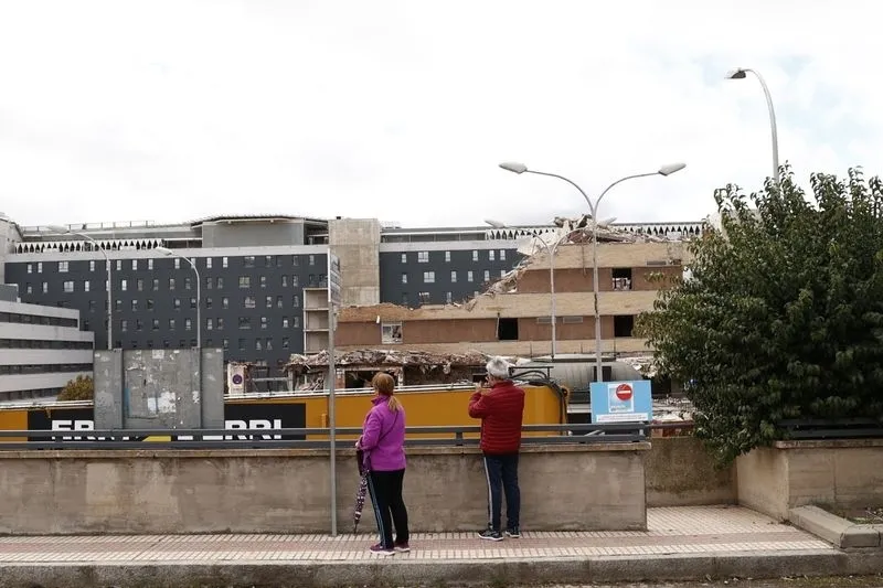 Trabajos de este viernes para el derribo del viejo Hospital Clínico de Salamanca. Foto de David Sañudo