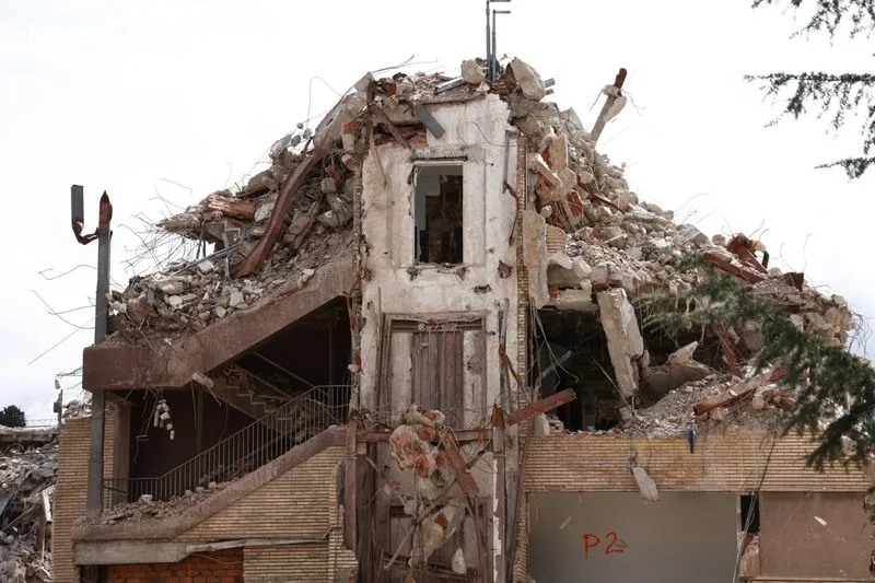 Trabajos de este viernes para el derribo del viejo Hospital Clínico de Salamanca. Foto de David Sañudo