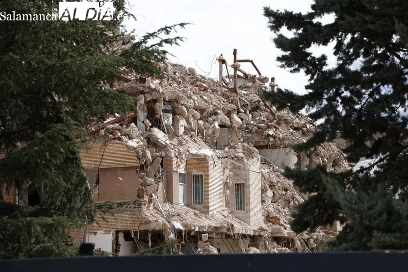 Trabajos de este viernes para el derribo del viejo Hospital Clínico de Salamanca. Foto de David Sañudo