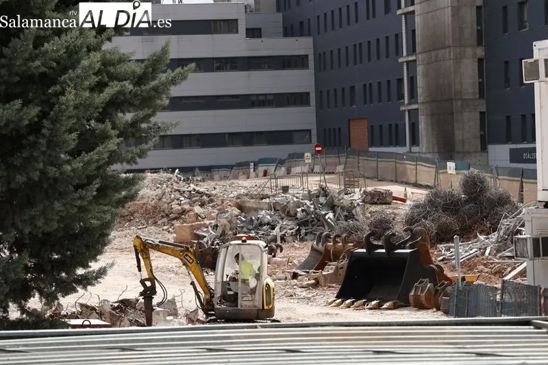 Trabajos de este viernes para el derribo del viejo Hospital Clínico de Salamanca. Foto de David Sañudo