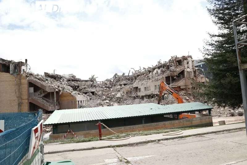 Trabajos de este viernes para el derribo del viejo Hospital Clínico de Salamanca. Foto de David Sañudo