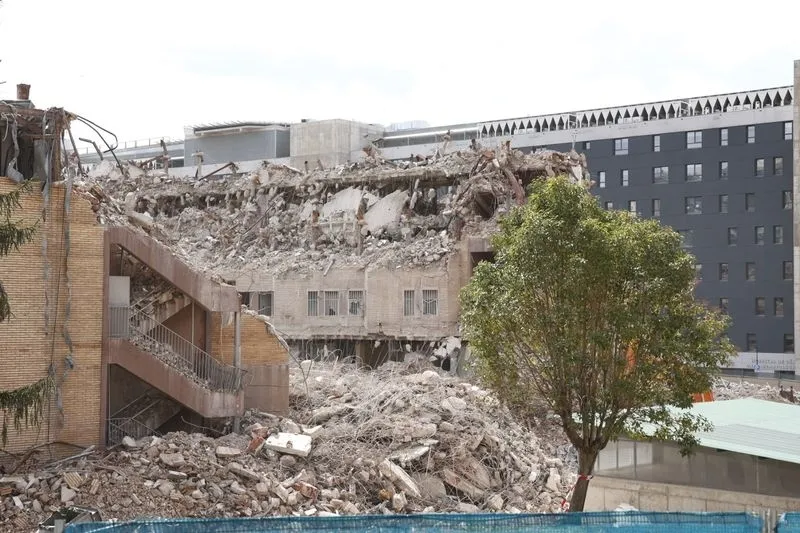 Trabajos de este viernes para el derribo del viejo Hospital Clínico de Salamanca. Foto de David Sañudo