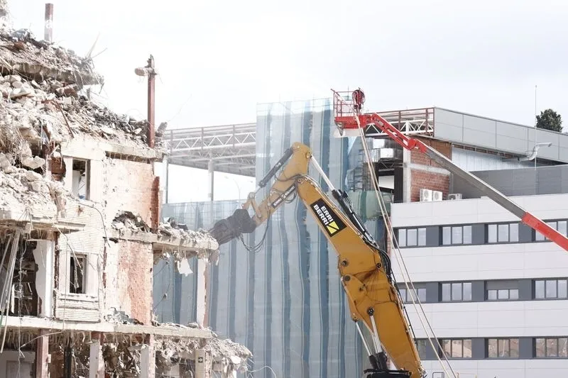 Trabajos de este viernes para el derribo del viejo Hospital Clínico de Salamanca. Foto de David Sañudo