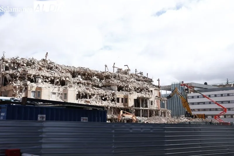 Trabajos de este viernes para el derribo del viejo Hospital Clínico de Salamanca. Foto de David Sañudo