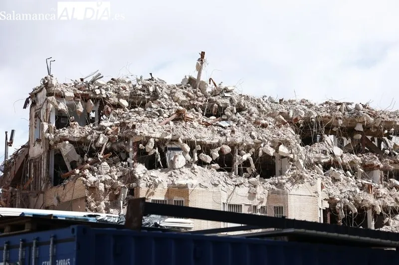 Trabajos de este viernes para el derribo del viejo Hospital Clínico de Salamanca. Foto de David Sañudo