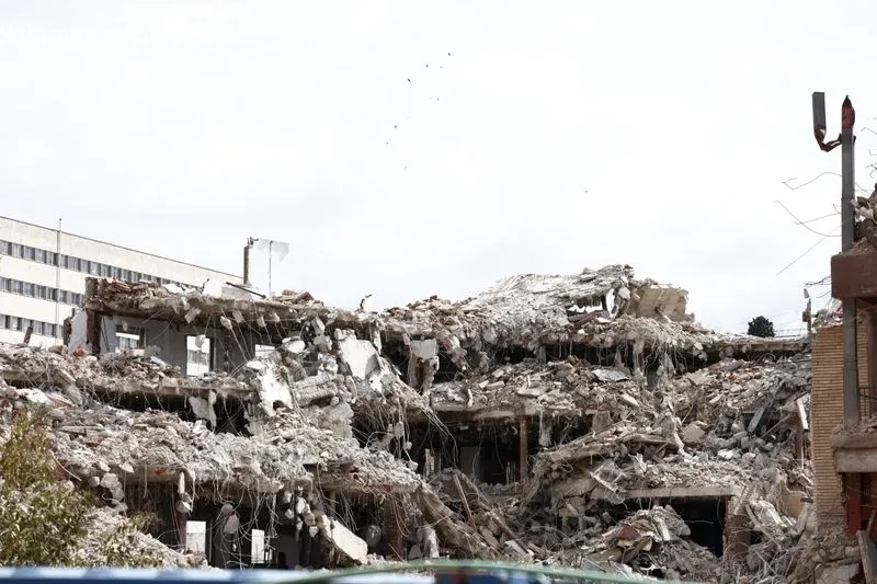 Trabajos de este viernes para el derribo del viejo Hospital Clínico de Salamanca. Foto de David Sañudo