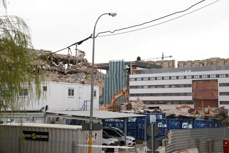 Trabajos para el derribo del viejo Hospital de Salamanca. Foto de David Sañudo