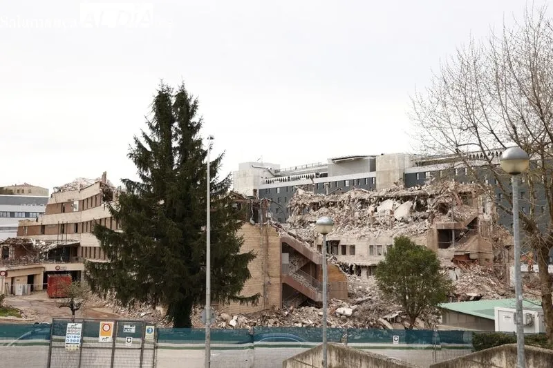 Trabajos para el derribo del viejo Hospital de Salamanca. Foto de David Sañudo