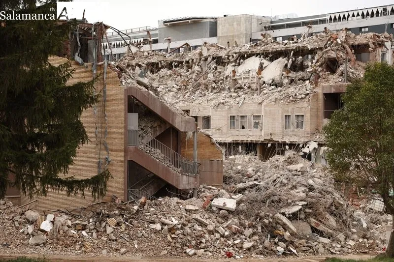 Trabajos para el derribo del viejo Hospital de Salamanca. Foto de David Sañudo