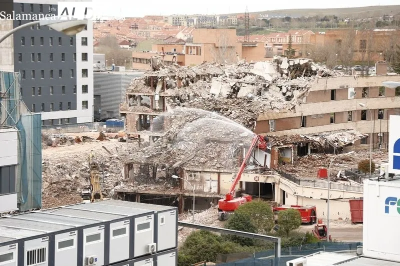 Trabajos para el derribo del viejo Hospital de Salamanca. Foto de David Sañudo