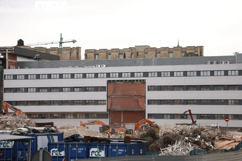 Trabajos para el derribo del viejo Hospital de Salamanca. Foto de David Sañudo