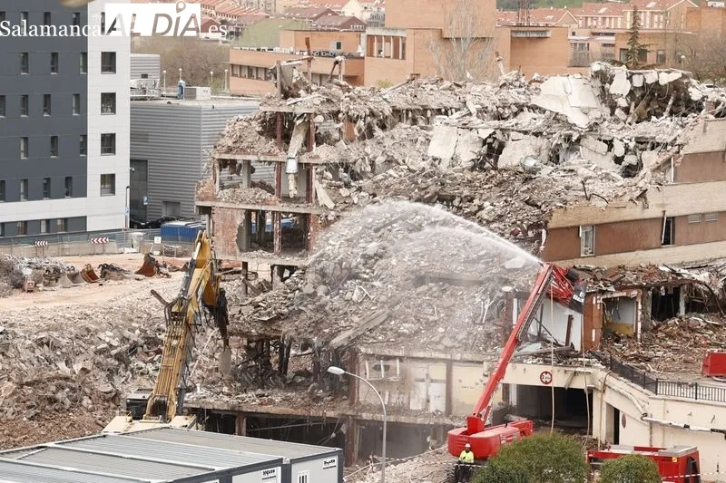 Trabajos para el derribo del viejo Hospital de Salamanca. Foto de David Sañudo