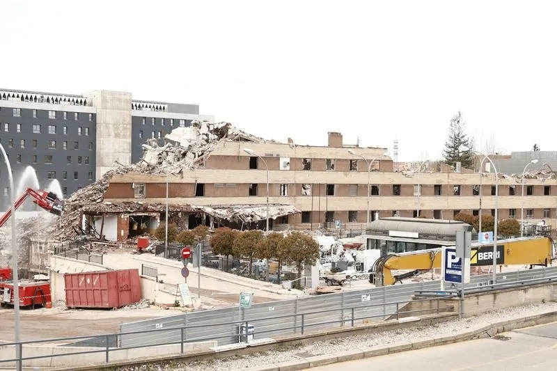 Trabajos para el derribo del viejo Hospital de Salamanca. Foto de David Sañudo