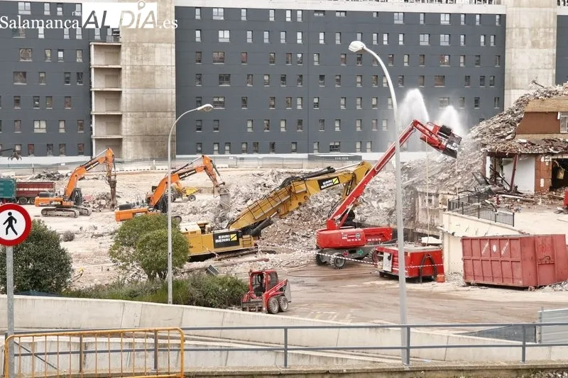 Trabajos para el derribo del viejo Hospital de Salamanca. Foto de David Sañudo