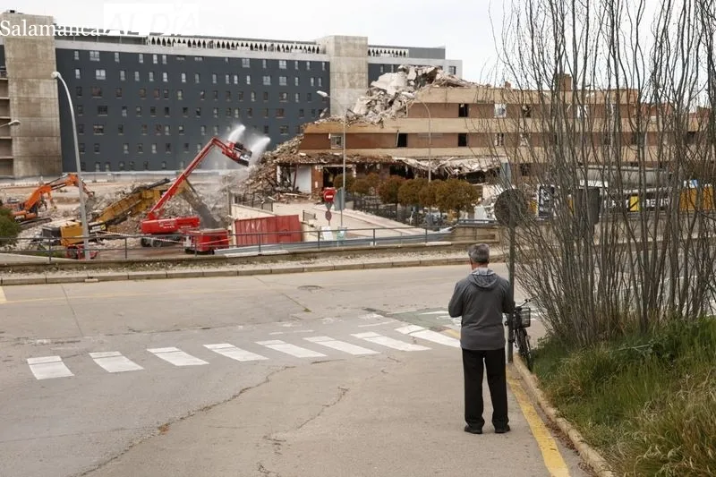 Trabajos para el derribo del viejo Hospital de Salamanca. Foto de David Sañudo
