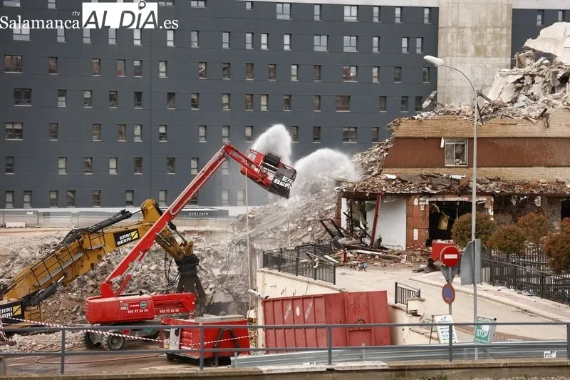 Trabajos para el derribo del viejo Hospital de Salamanca. Foto de David Sañudo