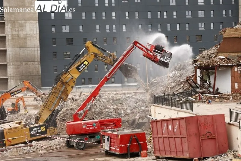 Trabajos para el derribo del viejo Hospital de Salamanca. Foto de David Sañudo