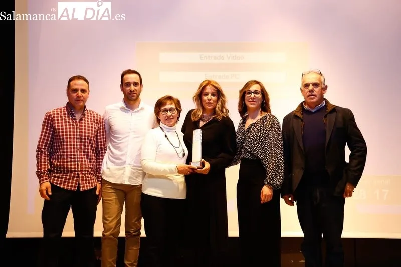 Foto 3 - Mar&iacute;a Fuentes recibe el Premio Tierno Galv&aacute;n y defiende el periodismo cercano a las personas y al territorio