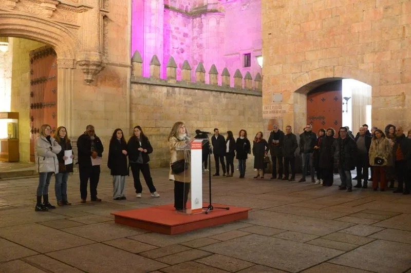 Iluminación de la Fachada Rica de las Escuelas Mayores en conmemoración del Día Internacional de la Mujer. Foto USAL